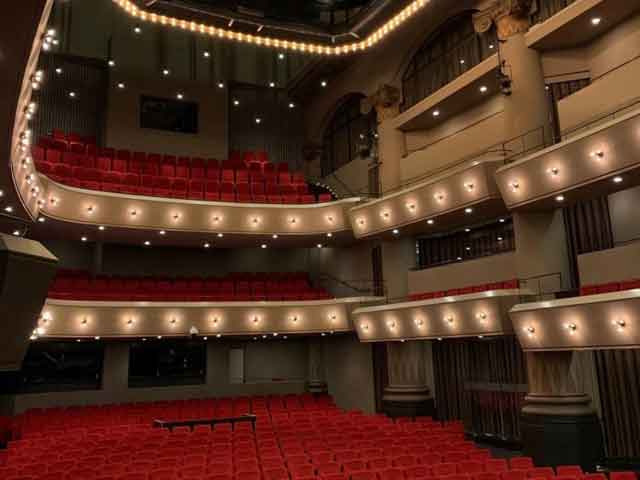 Theaterzaal de Maagd Bergen op Zoom Rolight bewijst opnieuw dat LED licht niet ten koste gaat van sfeer