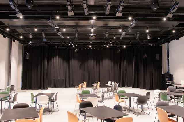 De theaterzaal van Eemnes gevuld met stoelen en tafels